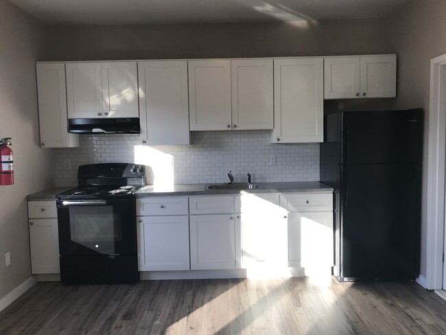 EFFICIENCY KITCHEN - 146 Hamilton Ave