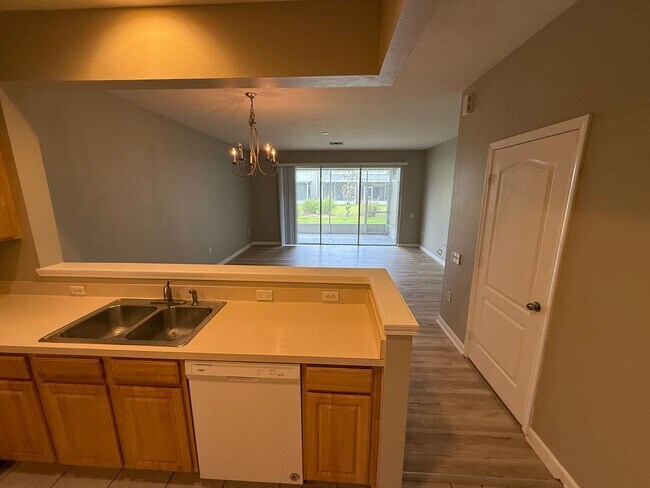 Foto del edificio - Beautiful home located inside gated commun...