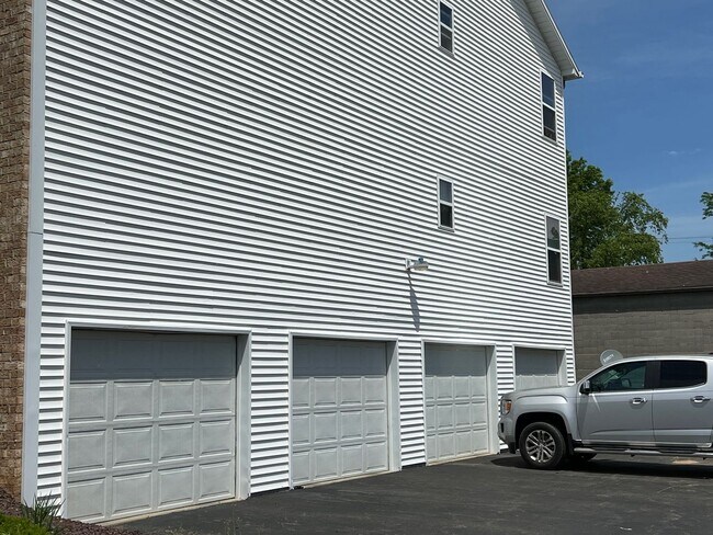 Foto del edificio - Excellent Canfield Location!! Very clean and well maintained 3 bedroom/2 Full Bath Condo.
