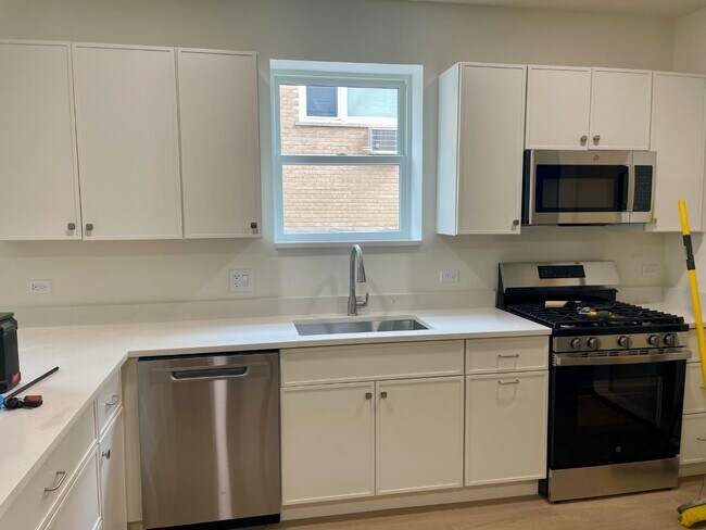 Foto del edificio - 4538 Sunnyside Ave