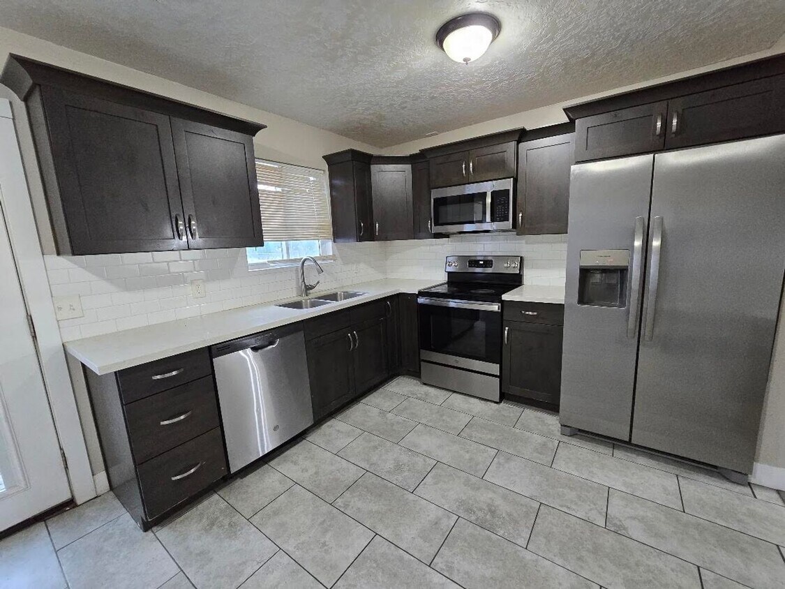 Spacious 5-Bedroom Magna Home with Deck and Ample Parking - Spacious 5-Bedroom Magna Home with Deck and Ample Parking