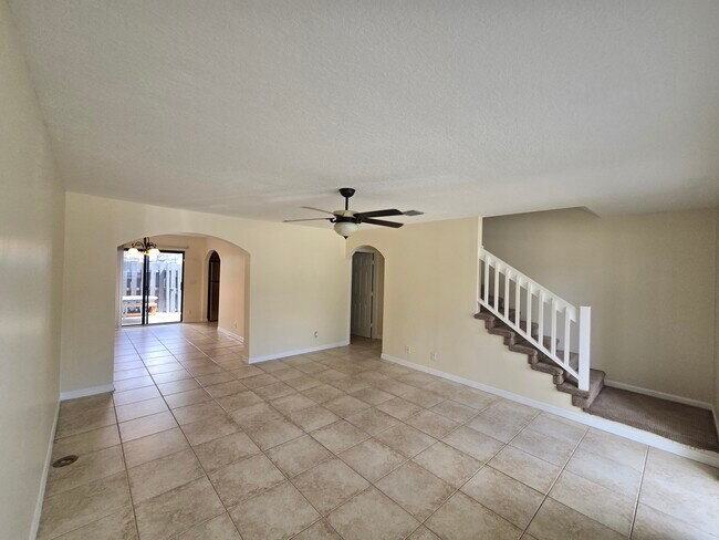 Building Photo - 703 Riverside Dr