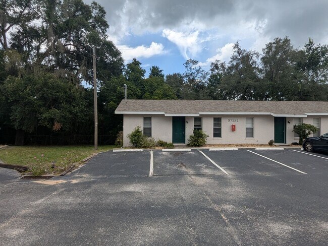 Foto del edificio - 37232 Clinton Ave