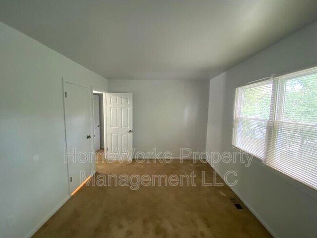 Building Photo - 1922 Eloise Ln