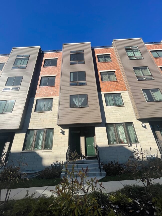 Building Photo - 708 Lakeview Ct