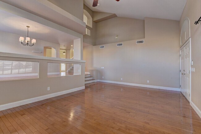 Building Photo - 5 bed / 3 bath / 3 car with Pool & Spa