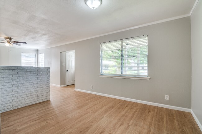 Foto del edificio - 404 Valentine Ln