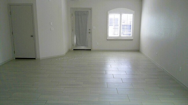 Building Photo - Immaculate Single Level Northeast Home With Refrigerated Air Located In Quiet Neighborhood