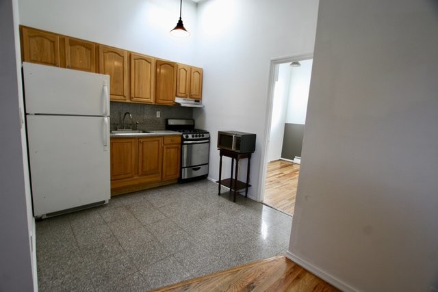 Building Photo - 402 Grand Street
