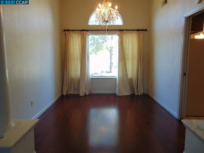 Building Photo - 123 Woodstock Ct