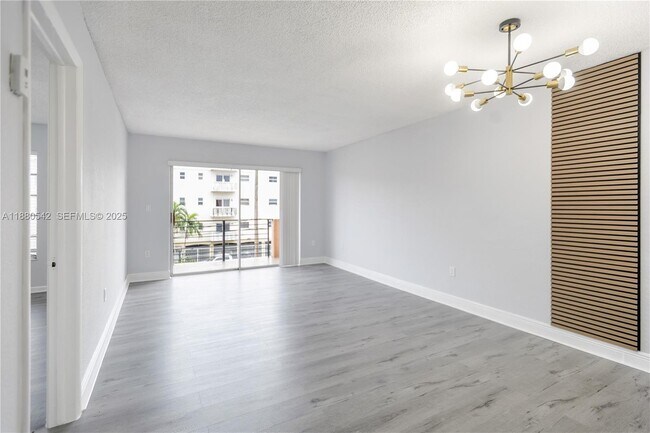 Foto del edificio - 365 NE 125th St