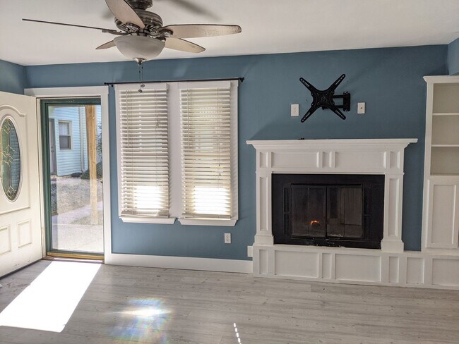 Foto del edificio - Bright and Open Floor Plan Across the Street from the Beach!