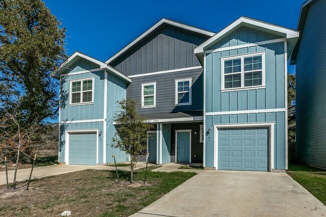 Foto del edificio - 3-BEDROOM TOWNHOME-STYLE DUPLEX