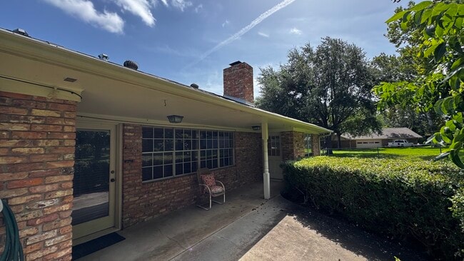 Building Photo - 809 Atlow Dr