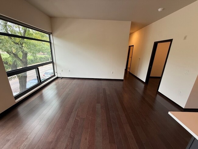 Building Photo - 825 E Mifflin St
