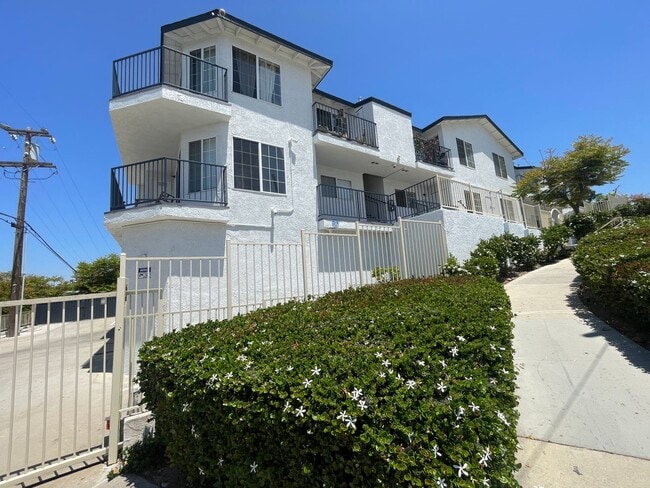 Building Photo - Beautifully Upgraded Apartment in Gated Co...