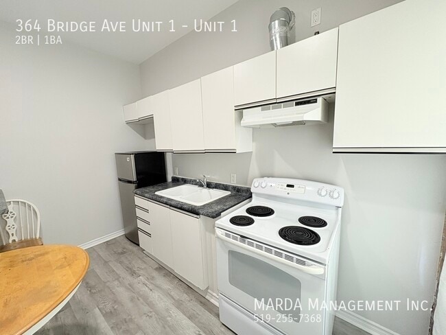 Photo du bâtiment - 2 BEDROOM 1 BATH MAIN FLOOR UNIT - ALL UTI...