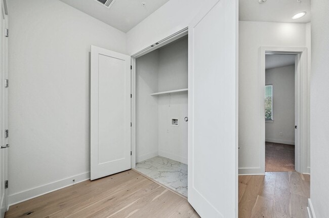 Building Photo - 2050 Lohmans Spur