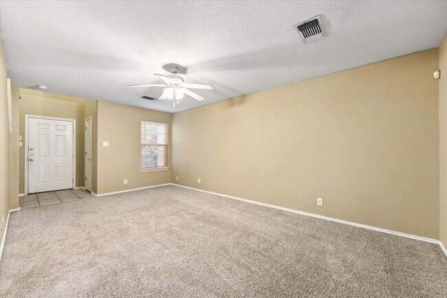 Foto del edificio - Spacious 4 Bedroom Home in Prime Medical Center Location