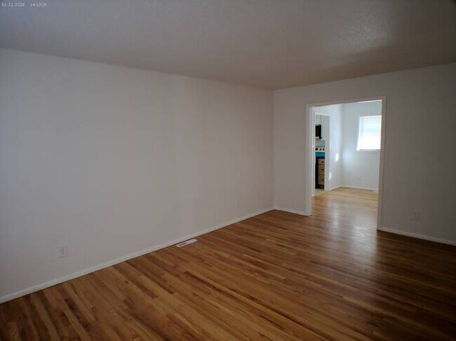 Foto del edificio - Cozy 3 bedrooms and 1 bath in a corner lot off Blue Ridge Blvd and U.S. Hwy 71 at Grandview, MO