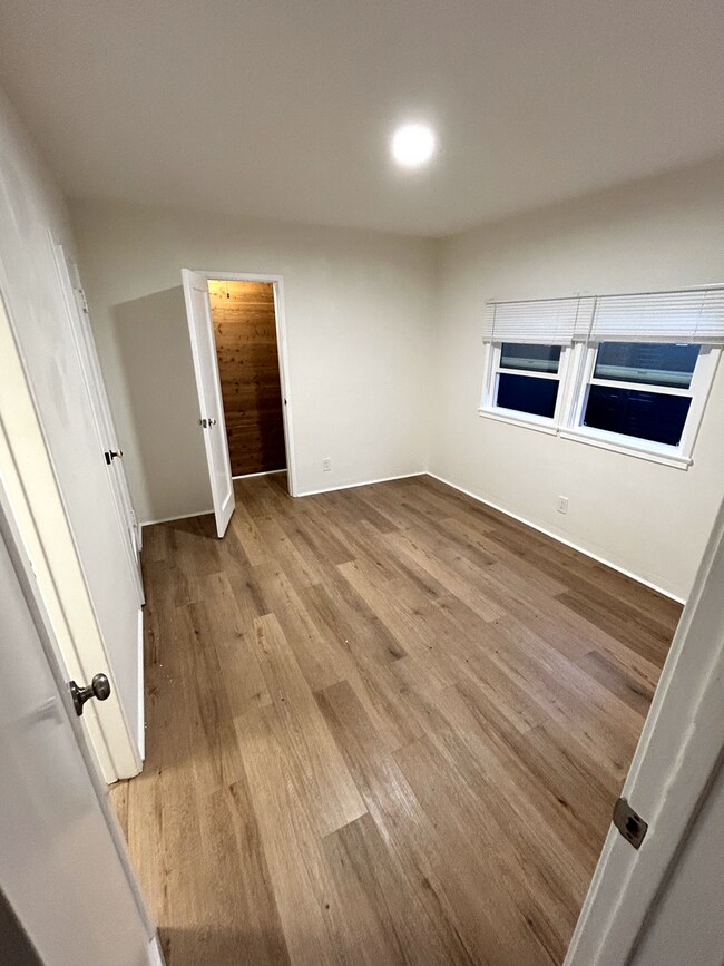 Foto del edificio - 724 Crestmoore Pl