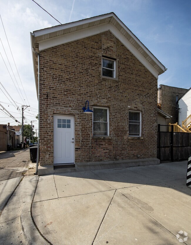 Building Photo - 1901 W 21st Pl