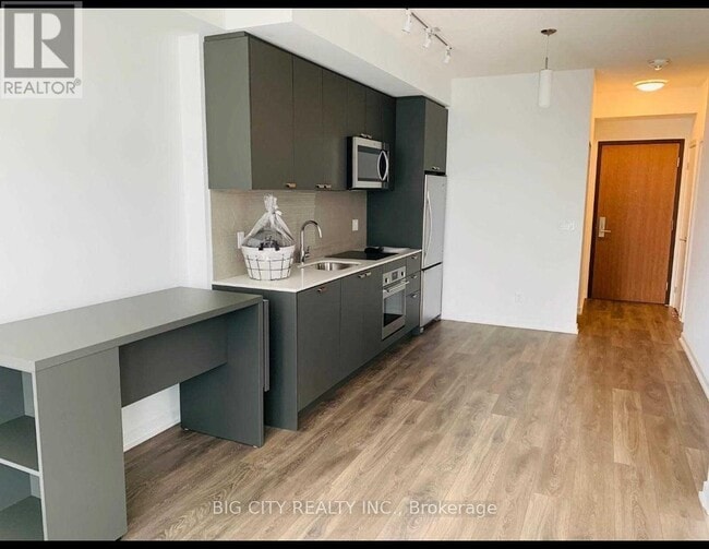 Photo du bâtiment - 56 Forest Manor Rd