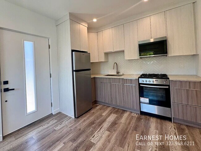 Foto del edificio - 8045 Darby Ave