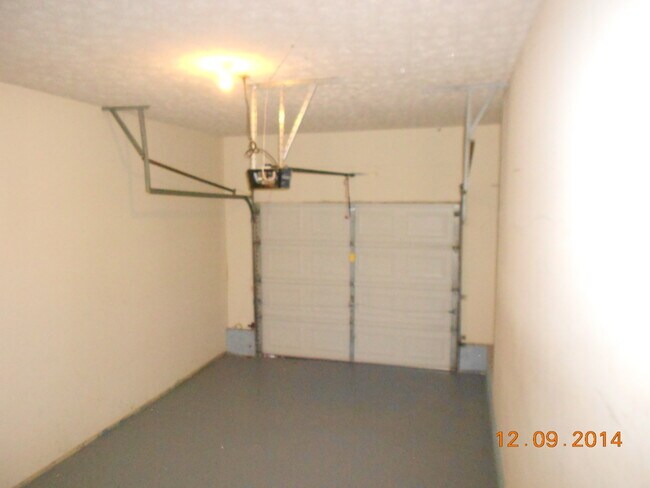 Foto del edificio - 2 bedroom 2 bath duplex with single car ga...