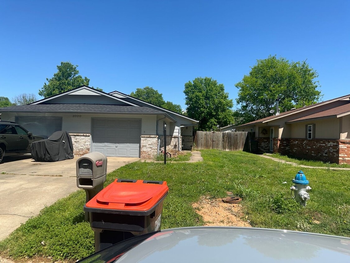 2 Bedroom, 1 Bathroom, Right side of Duplex with fenced-in backyard and 1x Car Garage - 2 Bedroom, 1 Bathroom, Right side of Duplex with fenced-in backyard and 1x Car Garage