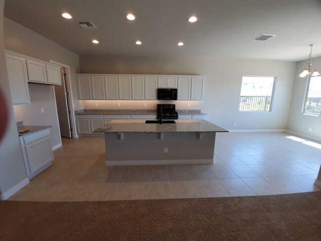 Building Photo - 5 Bedroom - Large Newer Build - Great Loca...