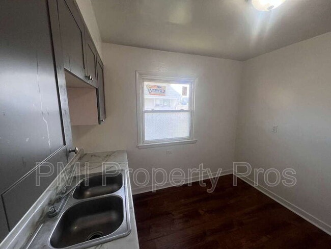 Building Photo - 5650 N 61st St