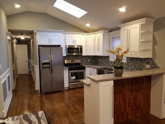 Kitchen - 8801 S Union Ave