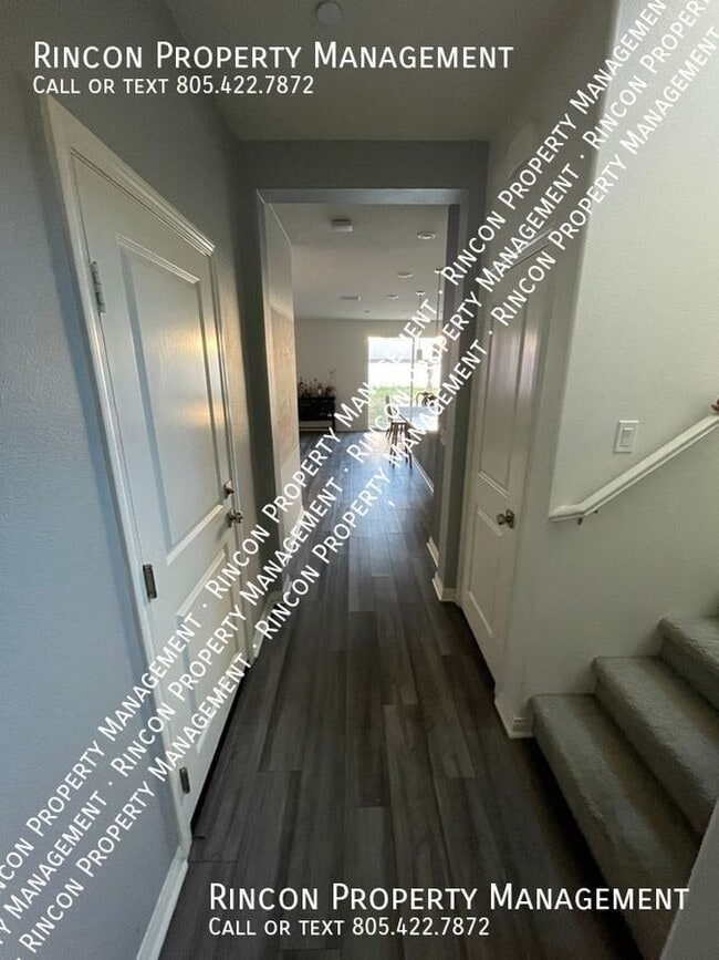 Building Photo - Spacious 4 Bedroom 3 Bathroom *Santa Paula...