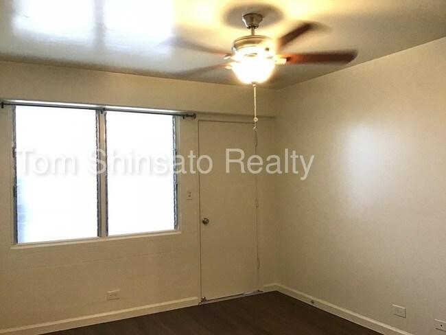 Building Photo - 2 bedroom unit on Liliha Street Available!