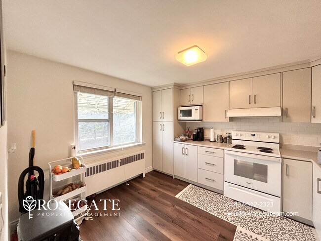 Building Photo - 2-Bedroom Corner Apartment with Porch & Parking – Utilities Included – Brampton