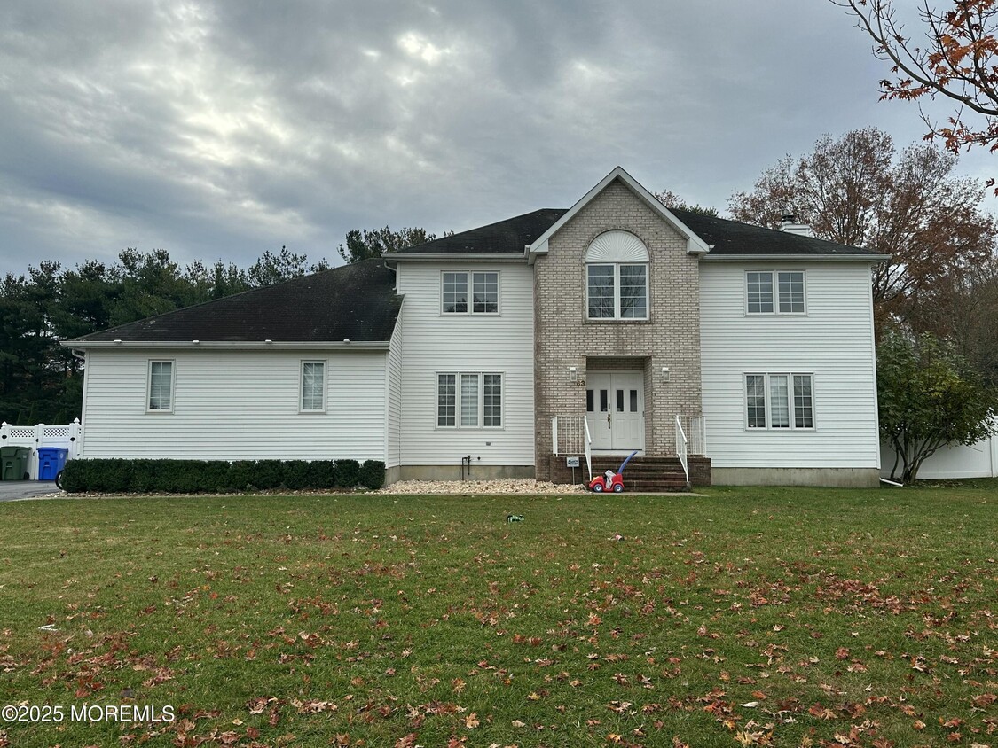 Foto principal - 63 Jamestown Dr