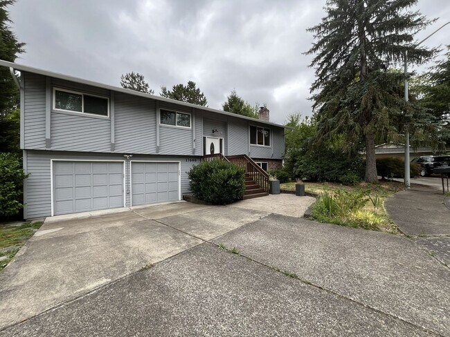 Foto del edificio - Three-Bedroom Home Near Nike Campus with Bonus Room, Large Deck & Two-Car Garage