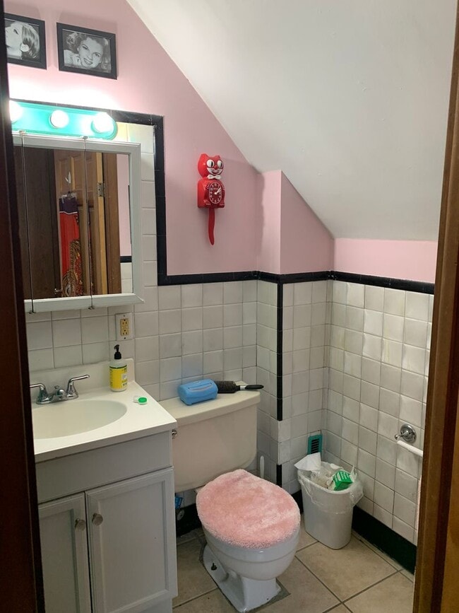 Building Photo - Cute 4 bedroom - Non-Duplex House In Como ...