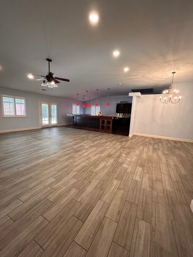 Building Photo - Beautiful Home for rent in Visalia!