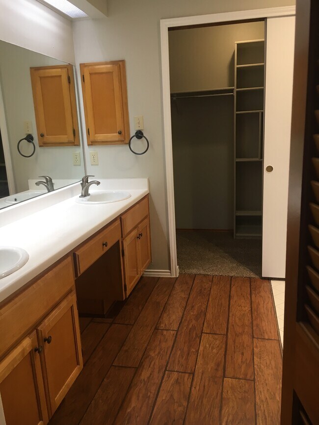 Building Photo - 13722 Oak Pebble