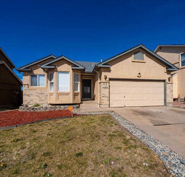 Foto del edificio - Stunning 4-bedroom, 3-bathroom home near Ft Carson!