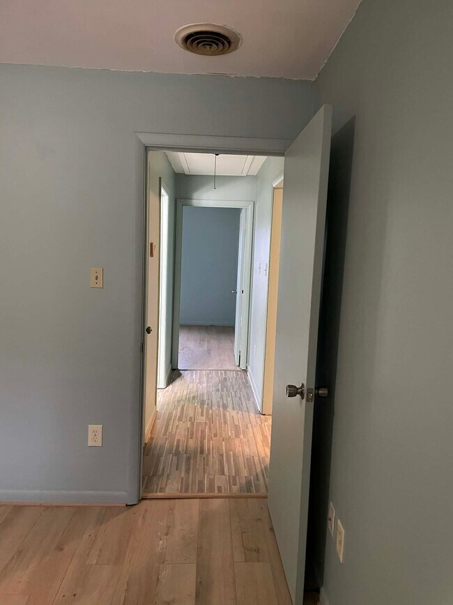 Foto del edificio - 1143 Lawrence Rd