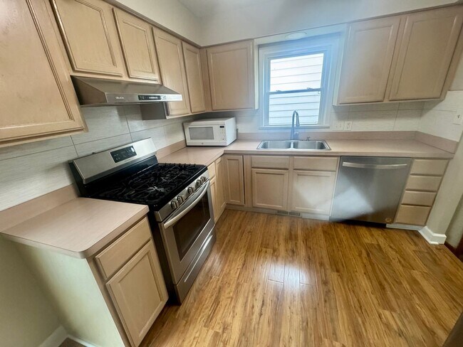 Foto del edificio - Charming 3-Bed Ranch in Parma FOR RENT!