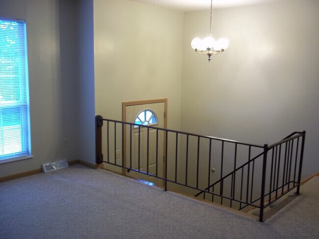 Building Photo - Cute 3 bedroom 2 bath home with fenced yard