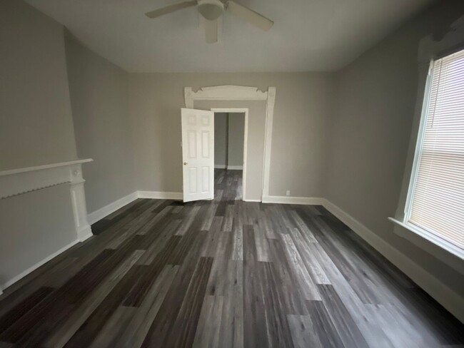 Building Photo - 2 Bedroom with Spring Rent Special!