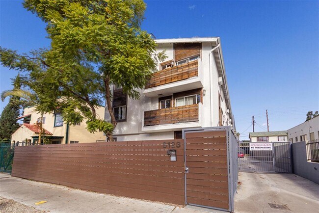 Foto del edificio - 6123 Eleanor Ave