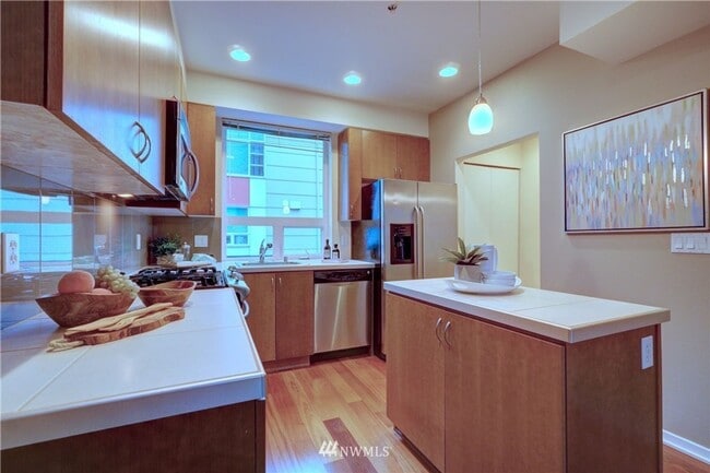 Building Photo - Modern Redmond Townhouse near Microsoft