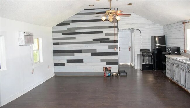 Foto del edificio - 1 Bed 1 Bath Home Pet Friendly Section 8 &...