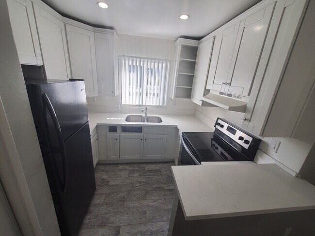 Building Photo - 139 S Ave 55 Ave